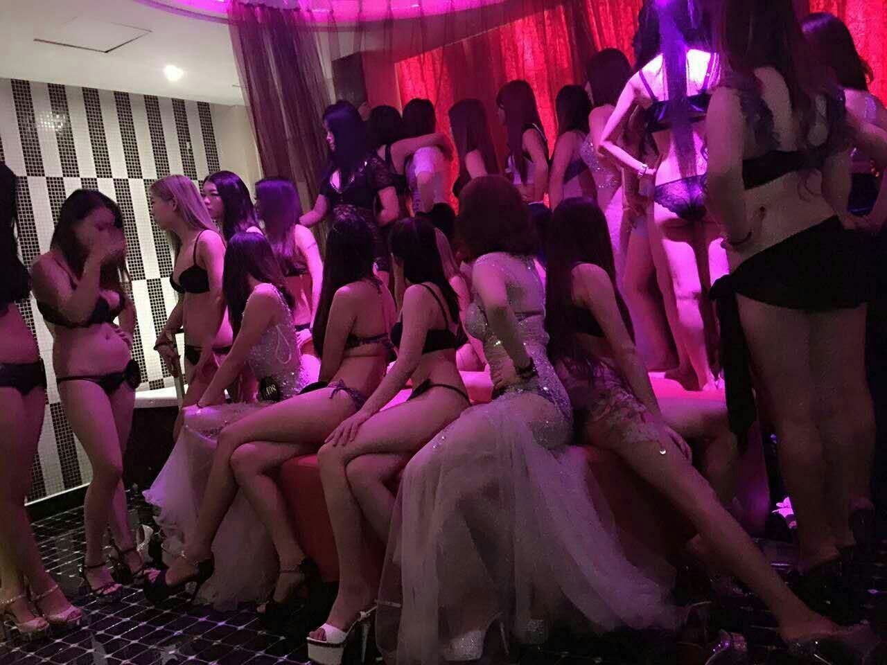 泻火长腿小辣妹，媚劲十足床湿一片，夹起来好舒服啊